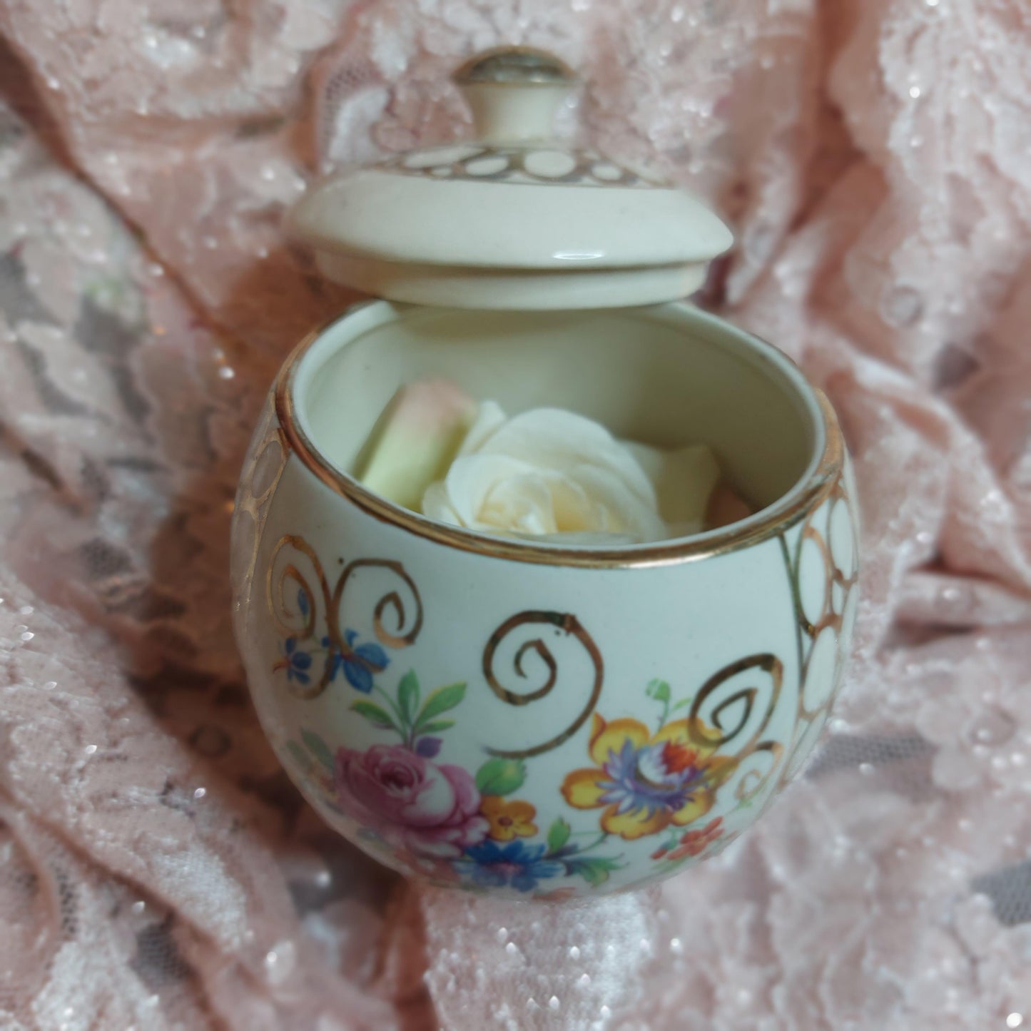Floral Vintage pot